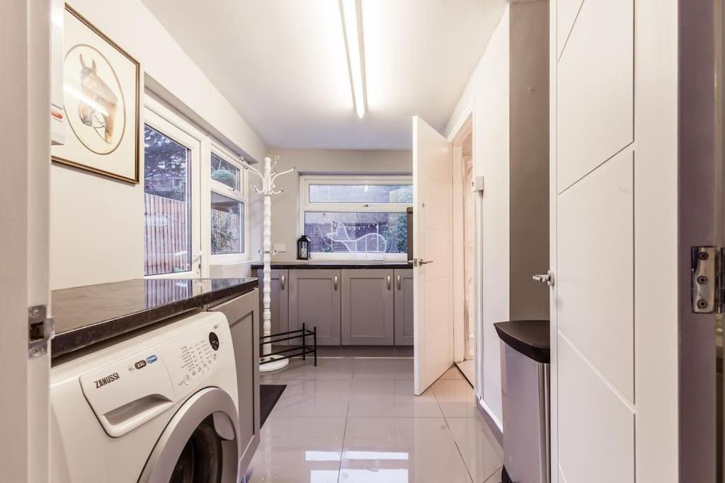 4 Bedroom House, 2 Min Walk From Station 伦敦 外观 照片