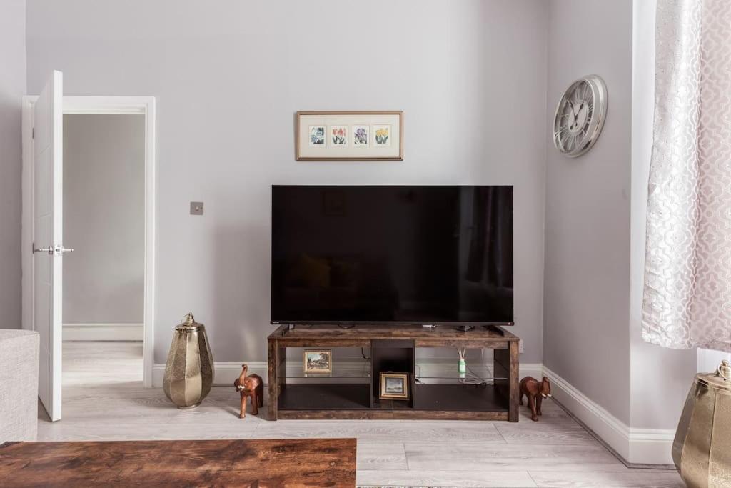 4 Bedroom House, 2 Min Walk From Station 伦敦 外观 照片