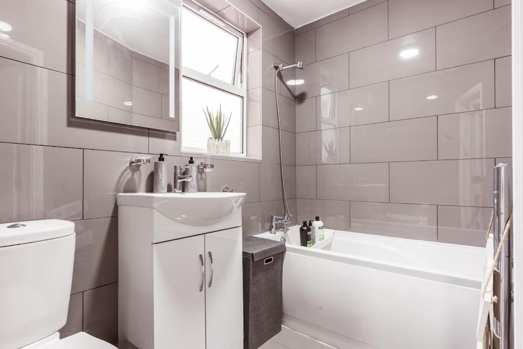 4 Bedroom House, 2 Min Walk From Station 伦敦 外观 照片