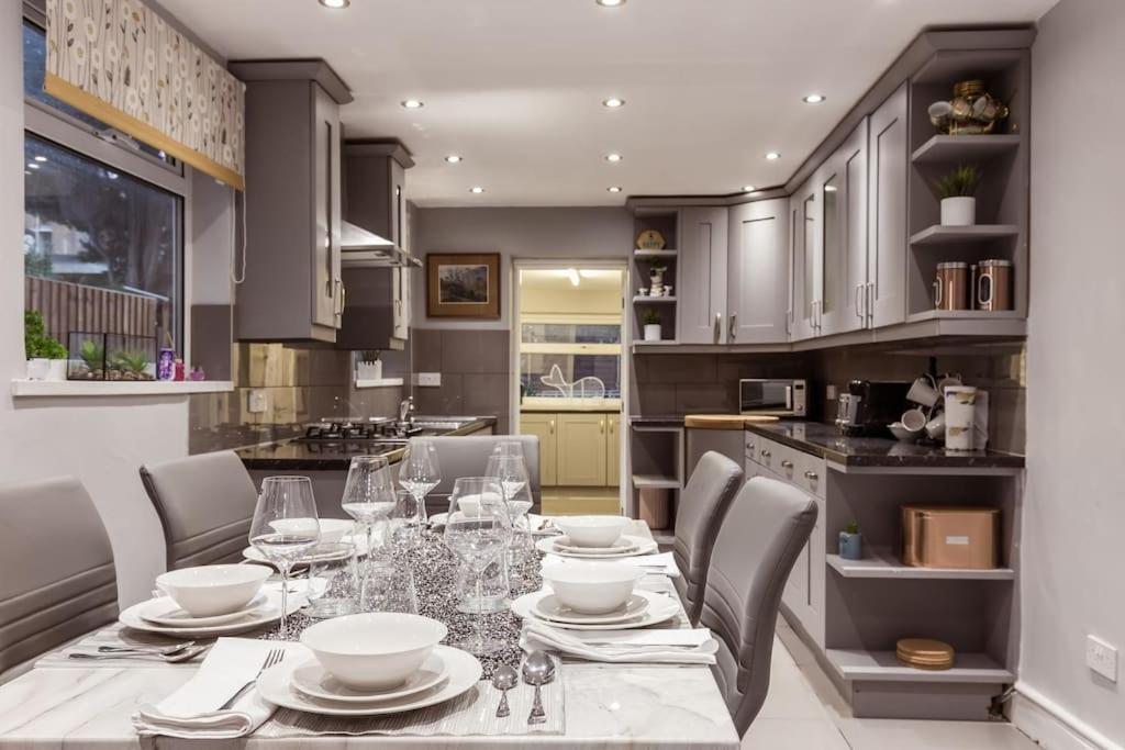 4 Bedroom House, 2 Min Walk From Station 伦敦 外观 照片