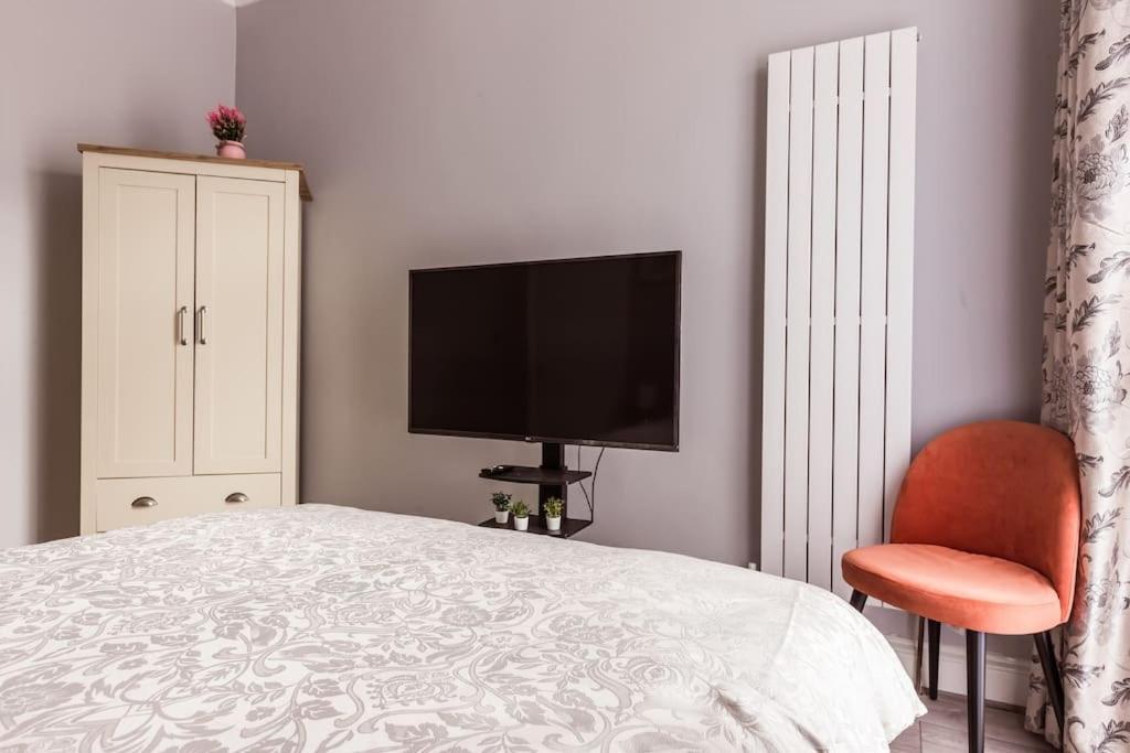 4 Bedroom House, 2 Min Walk From Station 伦敦 外观 照片