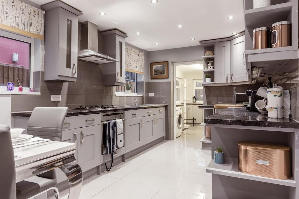 4 Bedroom House, 2 Min Walk From Station 伦敦 外观 照片