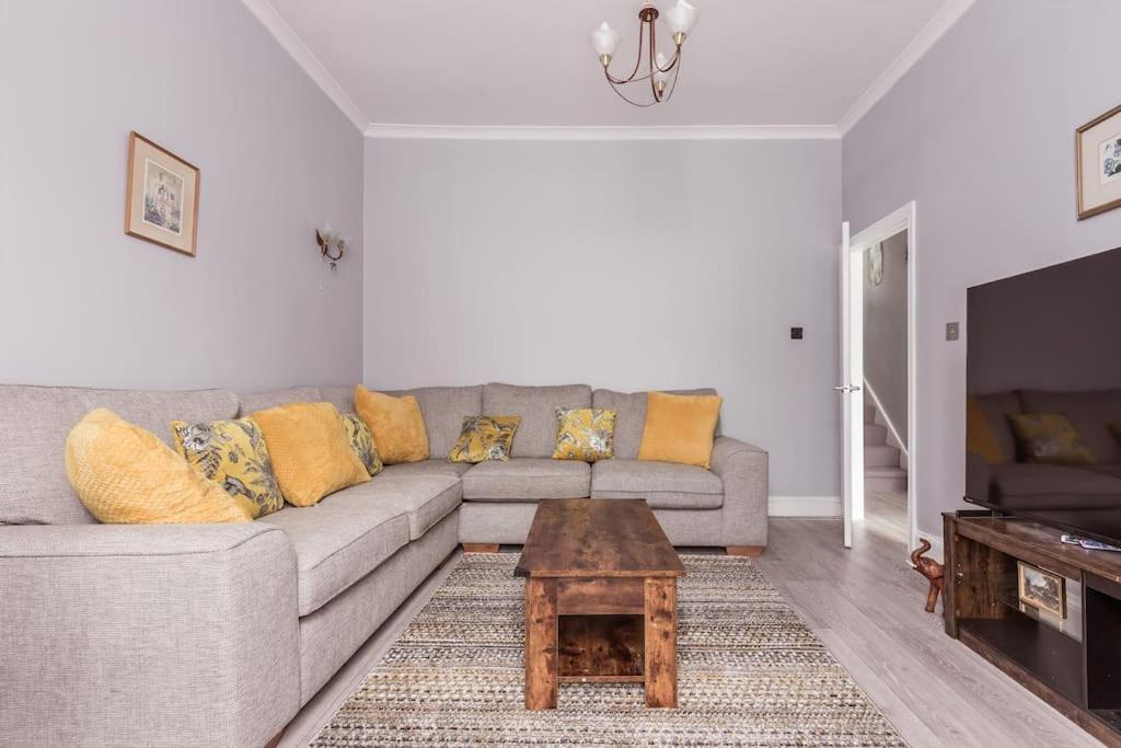 4 Bedroom House, 2 Min Walk From Station 伦敦 外观 照片