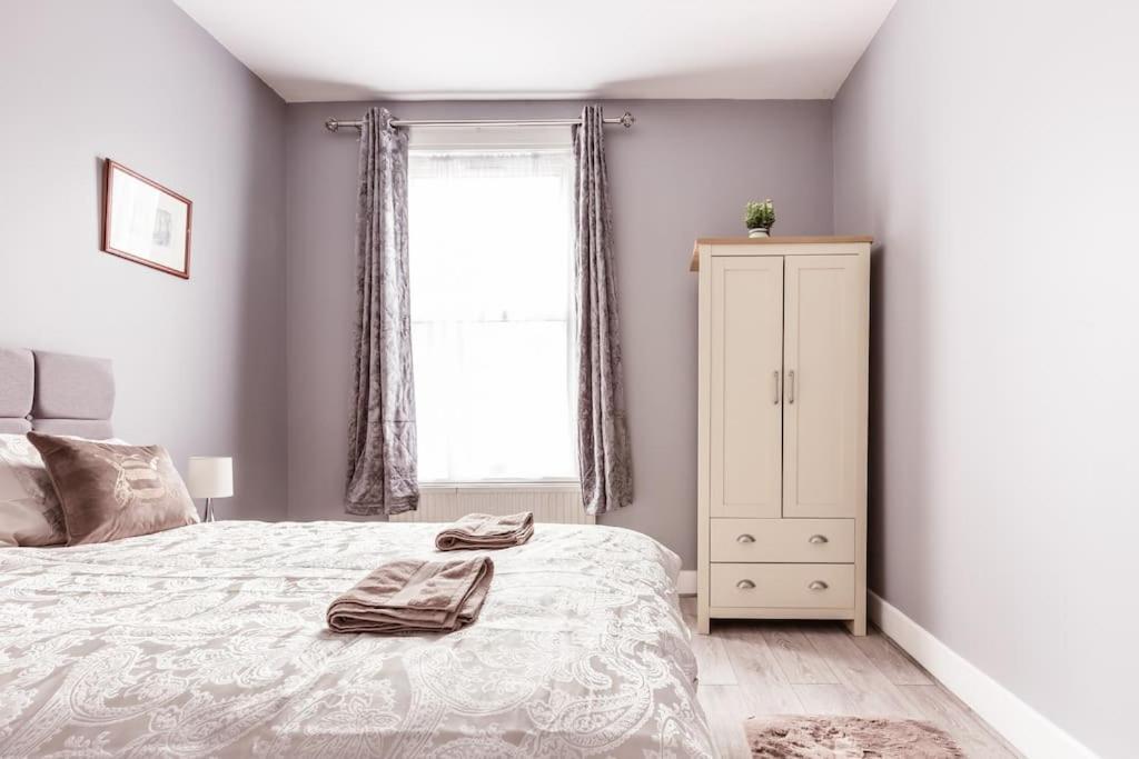 4 Bedroom House, 2 Min Walk From Station 伦敦 外观 照片