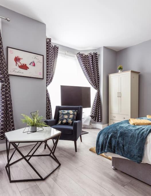 4 Bedroom House, 2 Min Walk From Station 伦敦 外观 照片