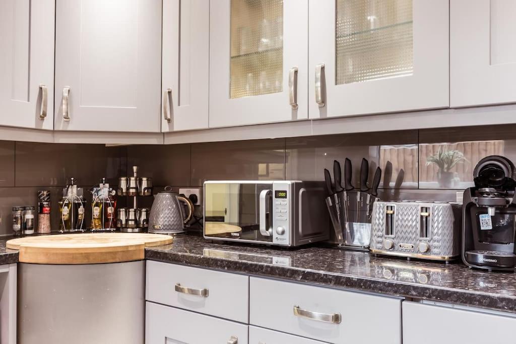 4 Bedroom House, 2 Min Walk From Station 伦敦 外观 照片