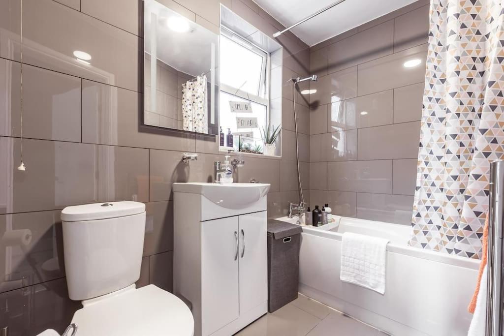 4 Bedroom House, 2 Min Walk From Station 伦敦 外观 照片