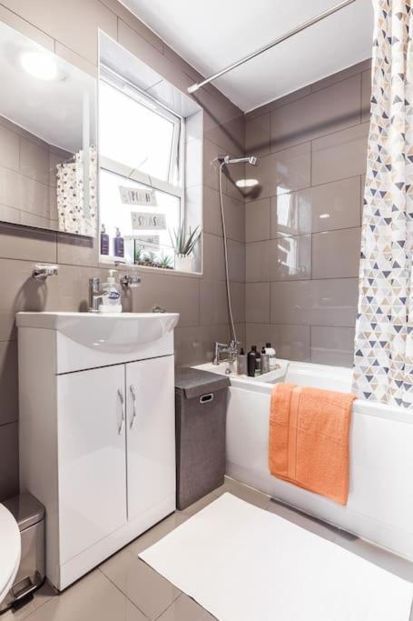 4 Bedroom House, 2 Min Walk From Station 伦敦 外观 照片